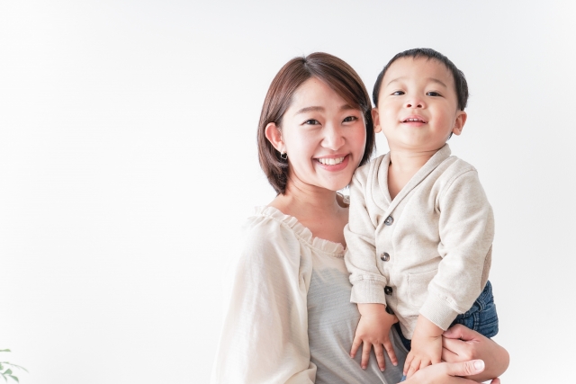 笑顔のシングルマザーと子ども|生活費・仕事・恋愛・子育ての悩みに寄り添う情報サイト